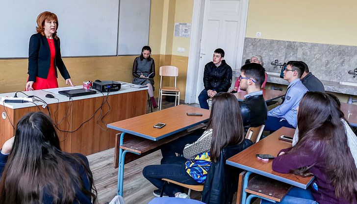 Съдия Атанасова обясни на ученици как се обезпечава вземане