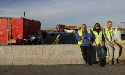 Макрон сгъна знамената и отмени акциза на горивата