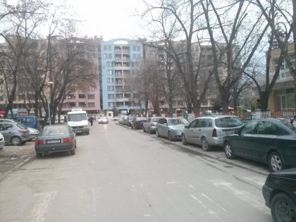 Паркират безобразно до детска градина „Светлина”