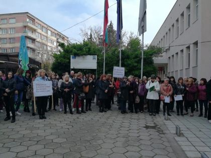 Сливен: Медицински сестри протестираха пред сградата на МБАЛ „Д-р Иван Селимински“ с искане достойно заплащане и промяна на здравния модел