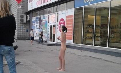 Гола брюнетка излезе от банята, за да гони крадла по улиците (СНИМКА 18+)