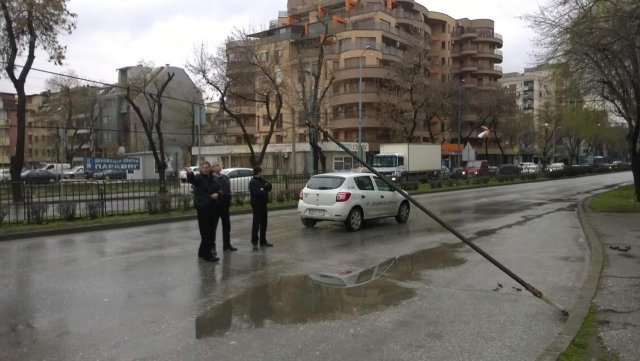 Тролейбусни жици провиснаха опасно на бул. 
