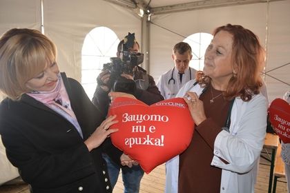 Бад 500 души бяха прегледани безплатно от лекари от столични болници в социалната кухня на омбудсмана Мая Манолова