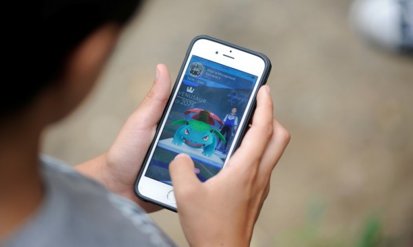 Шведска депутатка играе Pokemon Go на откриването на сесията