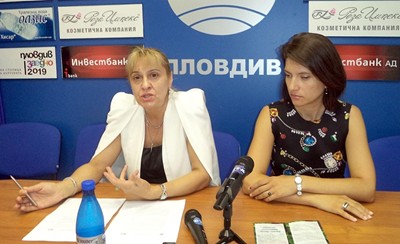 Баща на три деца пали дома им, пуши цигара пред горящата къща
