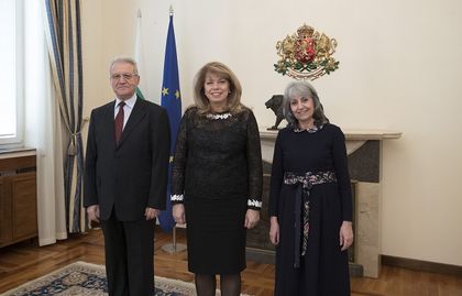 Вицепрезидентът Илияна Йотова разговаря с вицепрезидентите Маргарита Попова (22 януари 2012 – 22 януари 2017 г.) и Ангел Марин (22 януари 2002 – 22 януари 2012 г.)