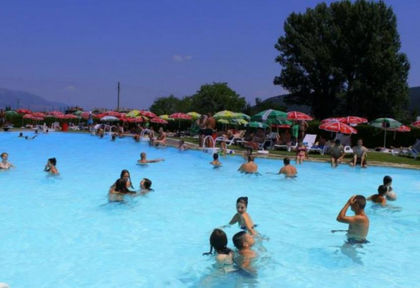 Пак безчинство: Цигани биха собственик на басейни, не ги пуснал на плаж в Кюстендил