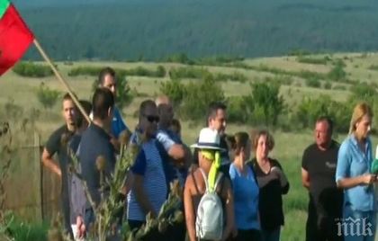 Напрежението расте! Блокираха пътищата към няколко села в Община Болярово за недопускане на евтаназирането на животни