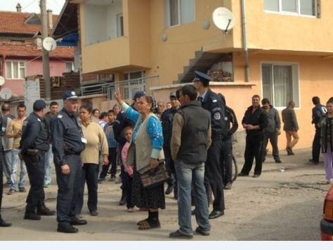 Екшън в Шекера! Роми дърпат и блъскат полицаи, двама в ареста