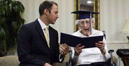 Обляна в сълзи, 97-годишна старица получи дипломата си за средно образование