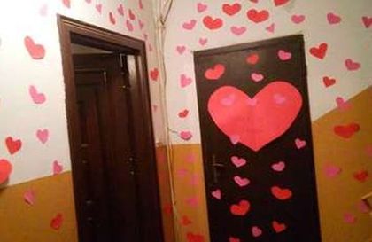 Куриоз! Бургаски Ромео избра най-романтичния подарък за любимата си, но обърка вратата (СНИМКИ)