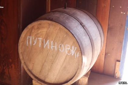 ТАСС: Жителите на сръбското село Путиново чакат руския президент в кафене „Крим“ с ракия „Путиновка“