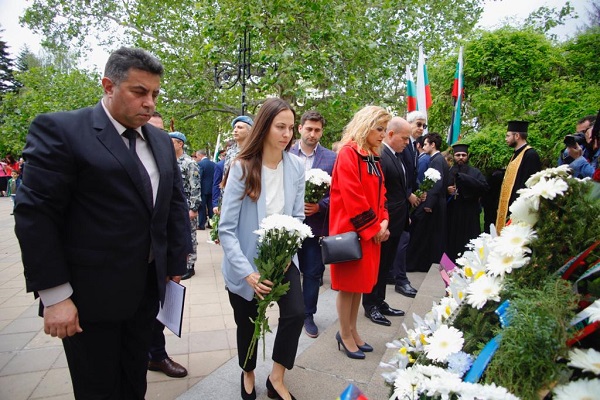 Европейски избори 2019: Ева Майдел и Андрей Новаков положиха цветя пред Паметника на загиналите в Сръбско – българската война в Русе