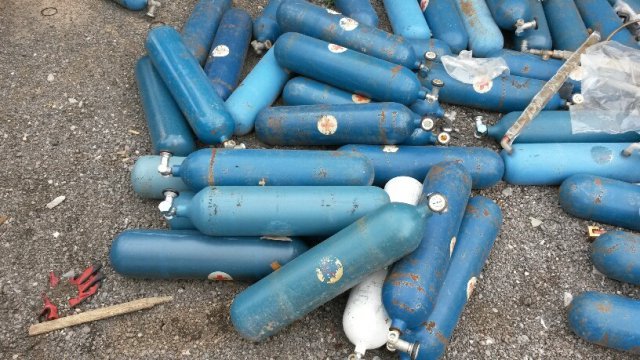 Паника в нета: Бутилката в Пазарджик пълна с бойно отровно вещество?!