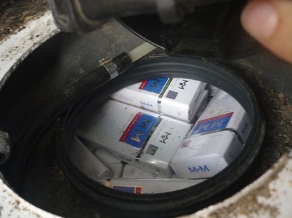Контрабандни цигари в резервоар на лека кола откриха митничари
