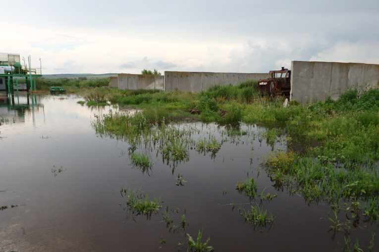 Река Студена излезе от коритото си, стотици декари са под вода