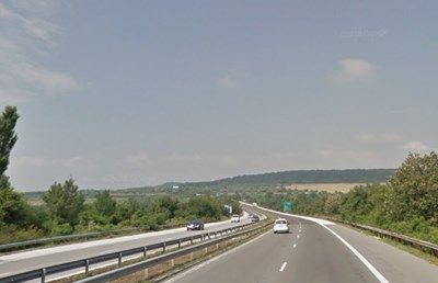 Микробус се самозапали в движение при 65-и км на