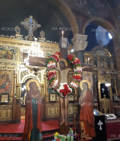 Отец Петър Стефанов: Минаването под плащаницата в църквата на Разпети петък символизира погребването на нашите грехове и прегрешения