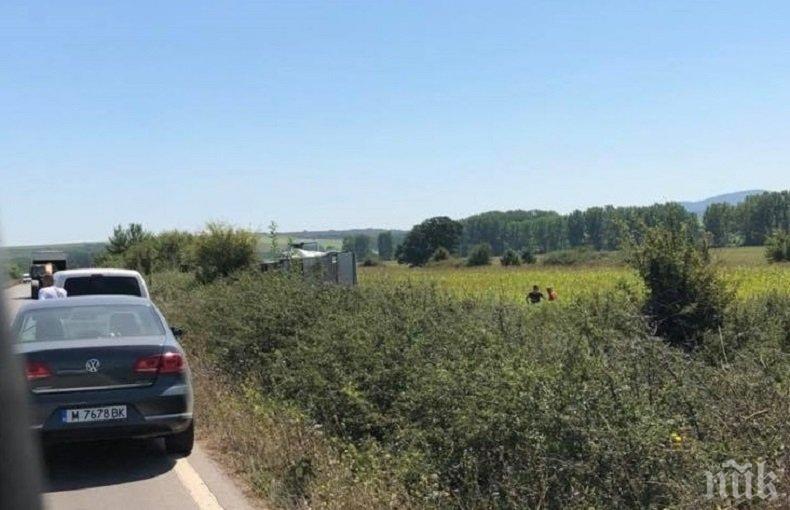 Камион се обърна край Враца, изсипа опасни химикали (СНИМКИ)