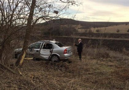 Кола се заби в дърво край път в Пловдивско, четири жени пострадаха