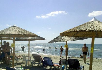 Българи вдигат курорти в нивите до Бяло море