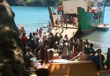 Паника! Властите изкараха от домовете им над 57 000 души във Вануату заради изригващ вулкан (ВИДЕО)