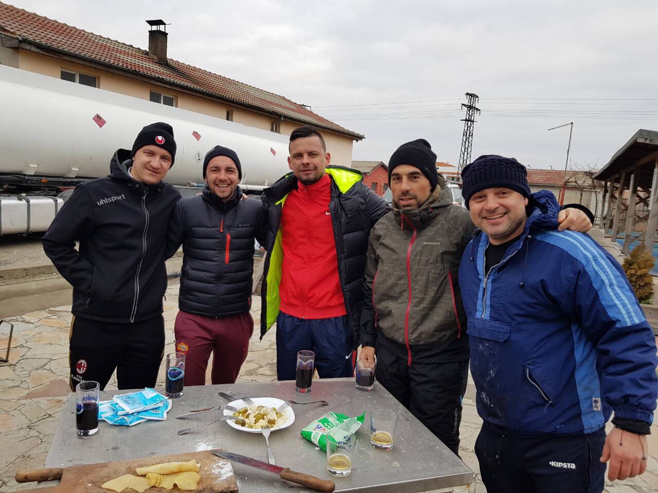 Футболисти и фенове на Ботев уплътниха неделята с приятелска сбирка (СНИМКИ)