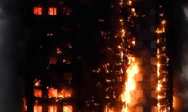 21 етажа ужас! Жена тича през огъня с шест деца, слиза с 4