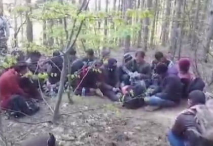 За малко да влязат! Огромна тумба от 575 бежанци заловена снощи край границата ни с Турция