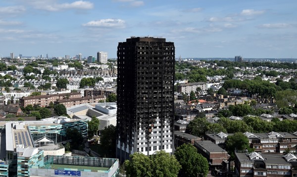 Евакуират 800 апартамента в Лондон заради блока факла