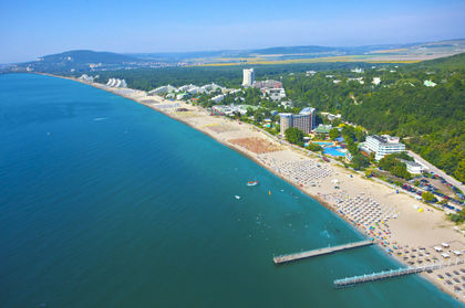 Бирниците плъзнаха по морето, провериха 12 търговски обекта в Албена, запечатаха магазин