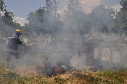 Голям пожар гори до гробището в Коматево