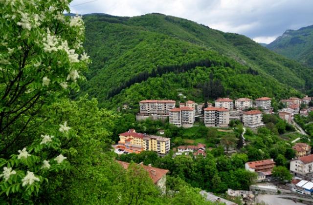 Спасителна акция край Нареченски бани! Издирваха 70-годишен мъж, откриха го със счупен глезен