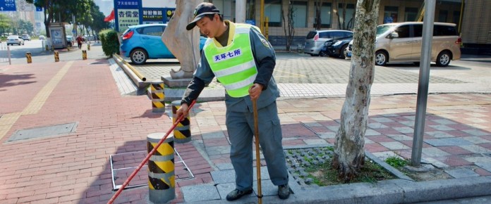 „Върнете се на работа“: китайските чистачи получиха GPS гривни