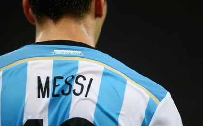 Хамес или Агуеро сменят Меси на корицата на FIFA