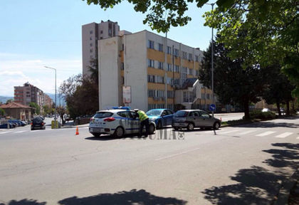 Страшно меле в Благоевград, пътник строши стъкло с главата си (СНИМКИ)