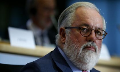 Еврокомисар забъркан в панамските офшорки