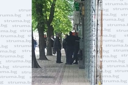 Само в struma.bg! Търговската улица в Сандански почерня от ченгета, търговците хлопнаха кепенци /снимки/