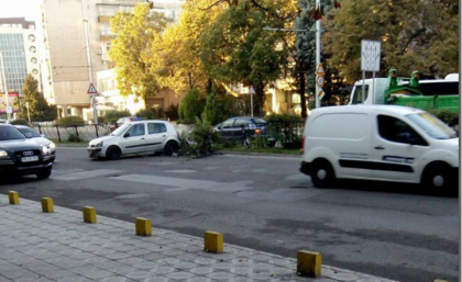 Рено "скочи" от едно платно в друго през мантинела след сблъсък с камион в Кършияка (СНИМКИ)