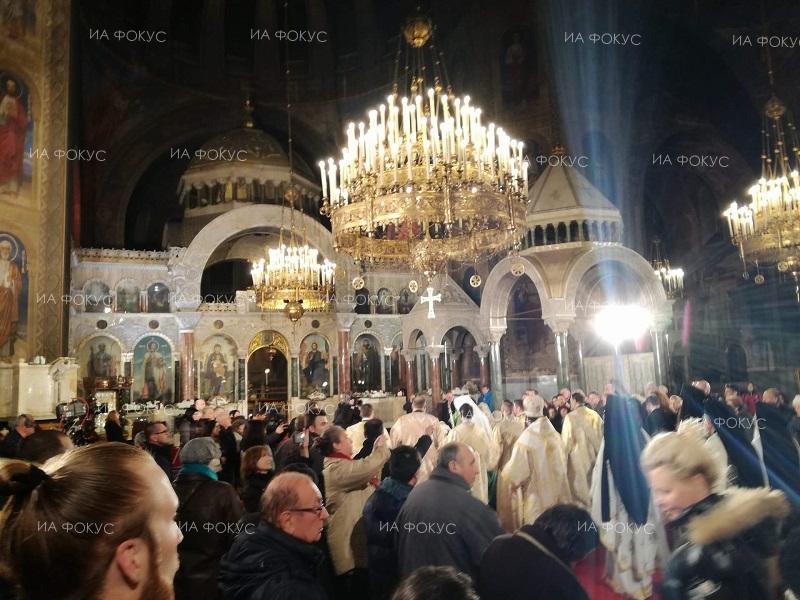 София: Стотици християни се стичат към катедралния храм 