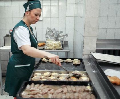 Невероятно! Мъжете предпочитат жени, които ядат месо