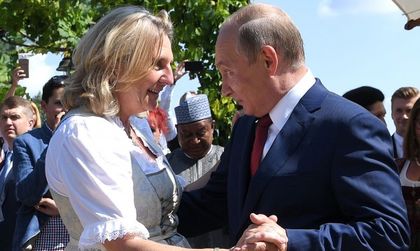 Австрия се тресе от поклона на Кнайсъл към Путин