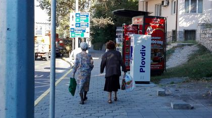 Тъжно:Три баби чакаха рейс на спирка в Пловдив, където движението е спряно