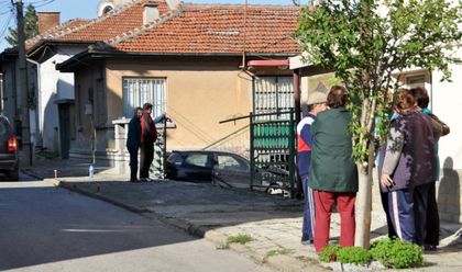 Страхотия: Фиат влетя в двора на къща
(СНИМКИ), шофьорът тежко ранен