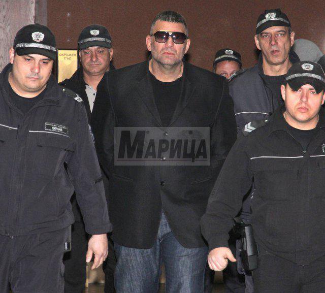 12 адвокати на делото на Райфъла