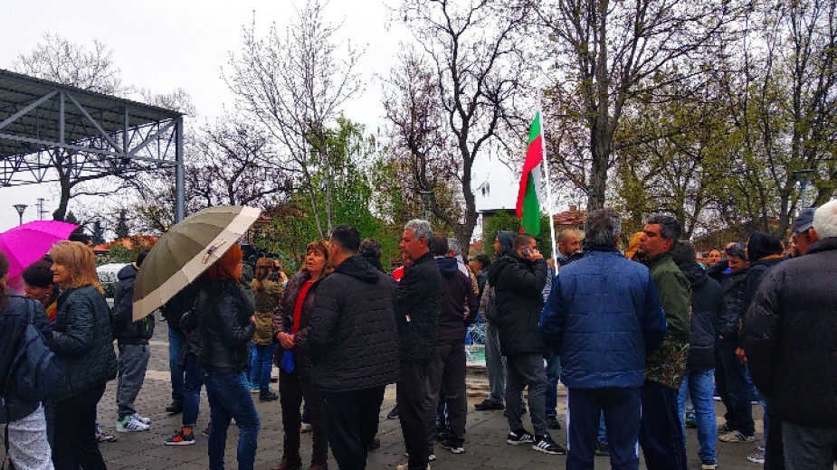 Войводиновци пак развяха знамената, сега възмутени от съда