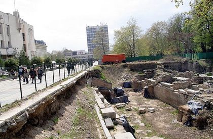 Издигат римски колони от ІІ век на централния площад в Пловдив