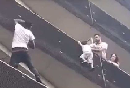 ВИДЕО: Имигрант от Мали се превърна в Спайдърмен, за да спаси дете! Няма да повярвате на очите си!