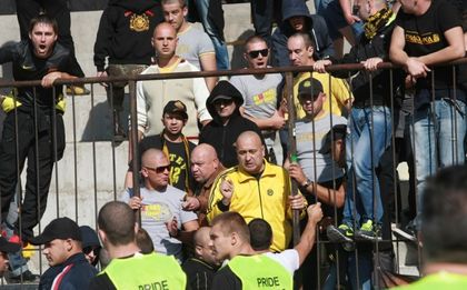 Разлютени фенове посрещнаха Ботев в
Пловдив