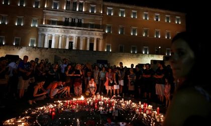 Атина тъгува! Стотици със свещи за жертвите от пожарите
